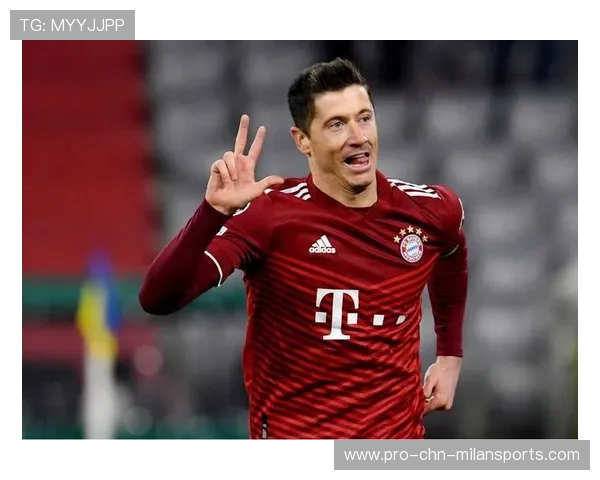 拜仁边路低传造成混乱，莱万抢点补射致胜